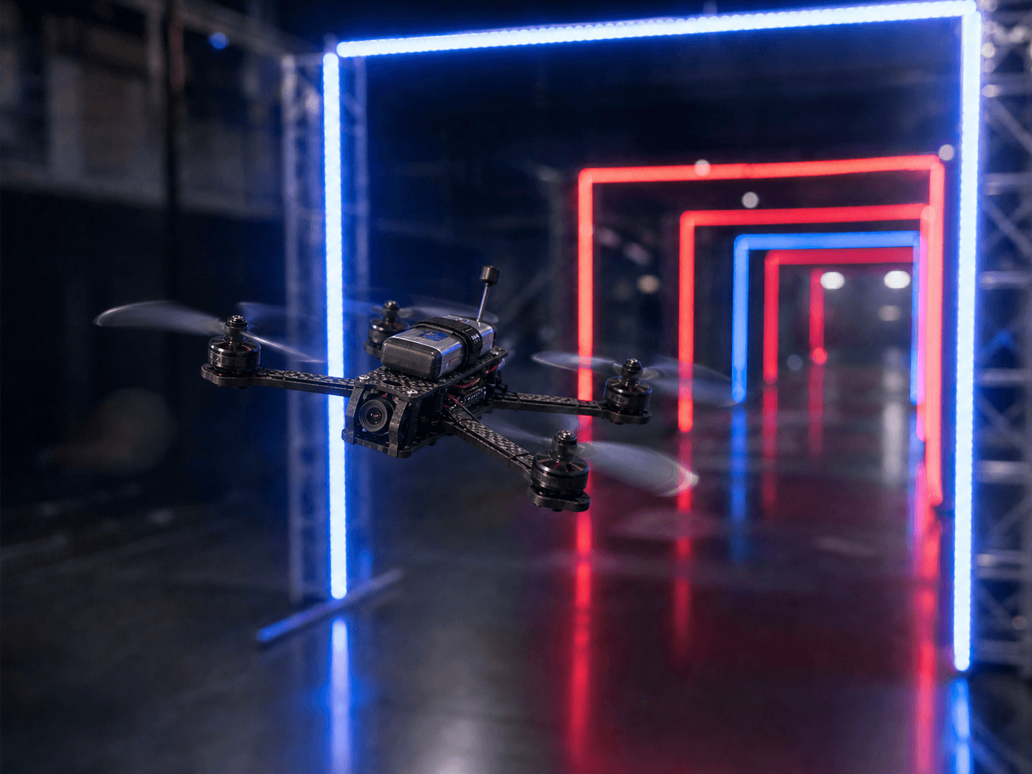 Гоночный FPV-дрон проходит трассу с красно-синими воротами